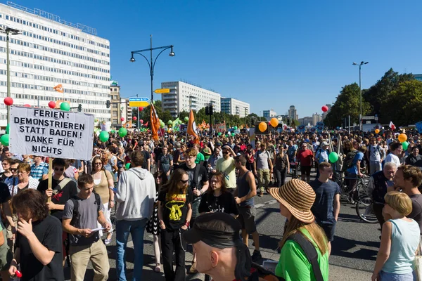 Sob o lema "Liberdade não medo" realizou uma manifestação em Berlim . — Fotografia de Stock