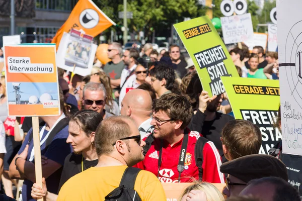 Con il motto "Libertà non paura" ha tenuto una manifestazione a Berlino . — Foto Stock