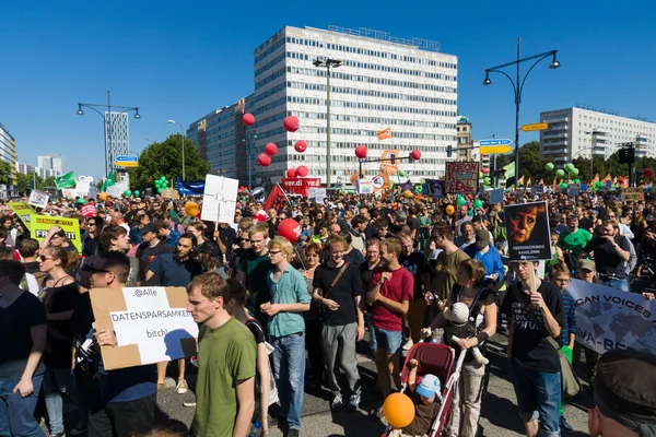 Sob o lema "Liberdade não medo" realizou uma manifestação em Berlim . — Fotografia de Stock