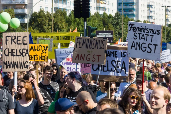 Con il motto "Libertà non paura" ha tenuto una manifestazione a Berlino . — Foto Stock