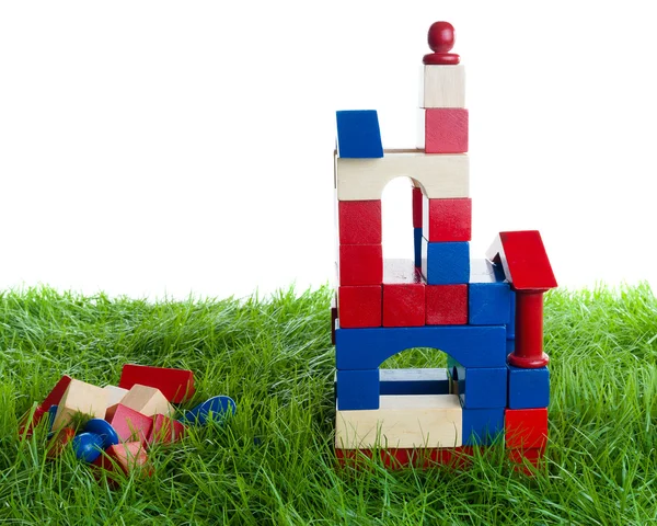 Pequeña casa de bloques de niños en la hierba . —  Fotos de Stock