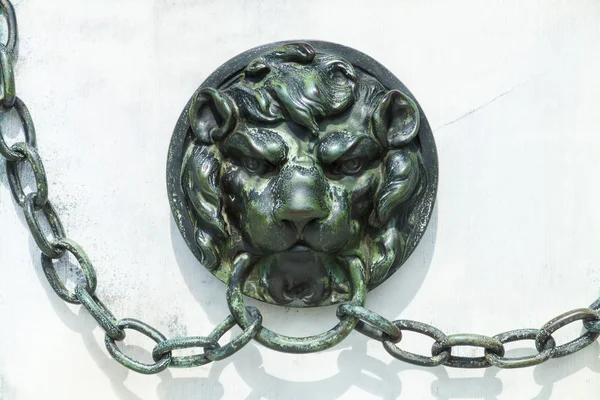Cabeça de bronze de um leão — Fotografia de Stock