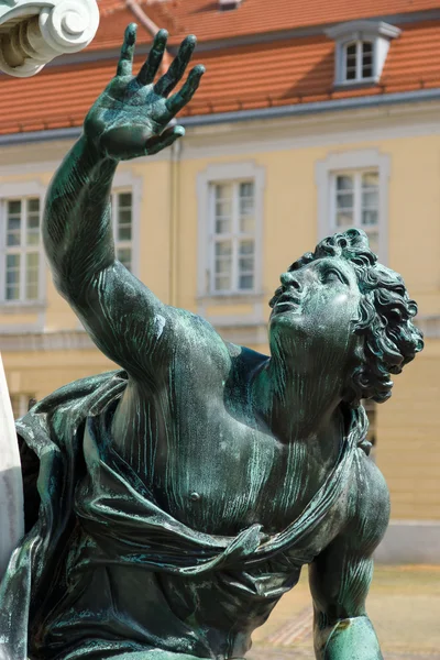Фрагмент старой бронзовой скульптуры. Женское тело. . — стоковое фото