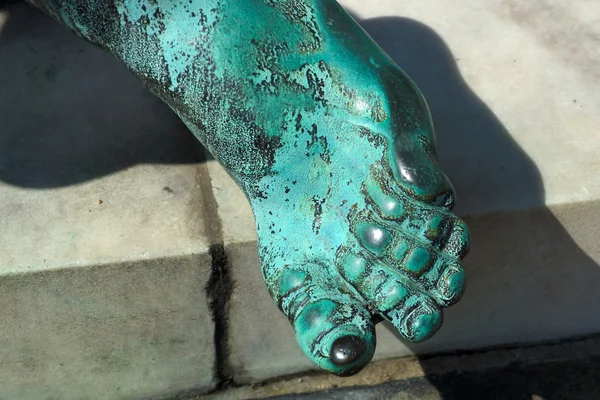 Fragment of a bronze sculpture close up. Foot. — Stock Photo, Image