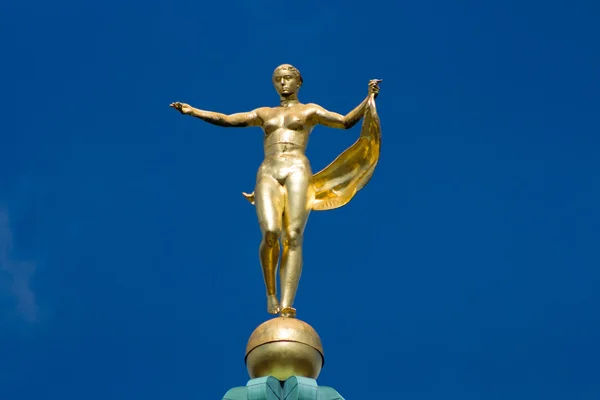 Sculpture of the goddess Fortuna on the dome Charlottenburg Palace — Stock Photo, Image