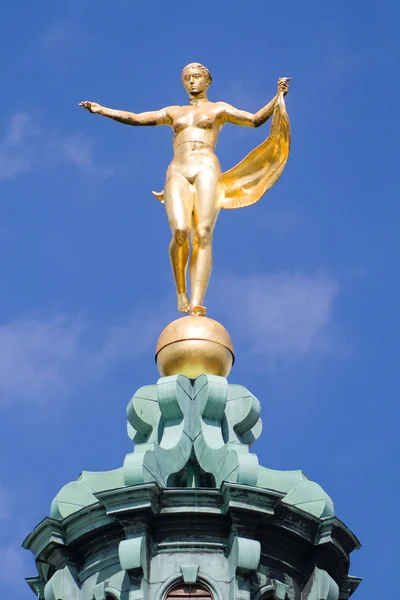 Sculpture of the goddess Fortuna on the dome Charlottenburg Palace — Stock Photo, Image