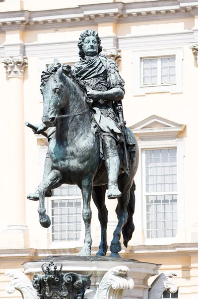 Ruiterstandbeeld van Frederik de grote. paleis Charlottenburg. — Stockfoto