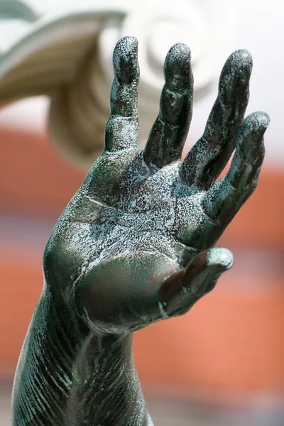 Fragment einer Bronzeskulptur in Nahaufnahme. Hand. — Stockfoto