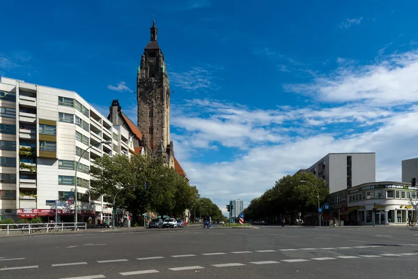 Ernst-Reuter-Platz e il municipio di Charlottenburg (Rathaus Charlottenburg ) — Foto Stock