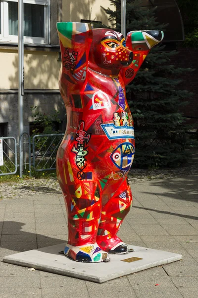 Der gemalte Bär auf der Straße - ein traditionelles Symbol für Berlin — Stockfoto