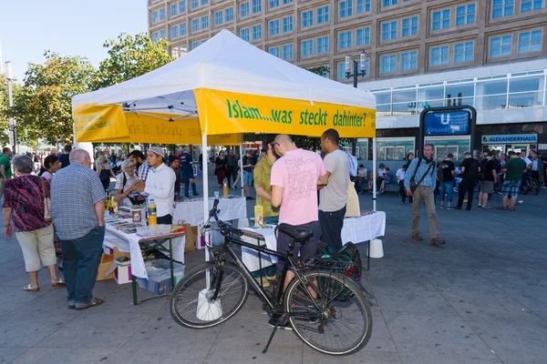 Information point at Alexanderplatz "Islam, what is behind it?" — Stock Photo, Image