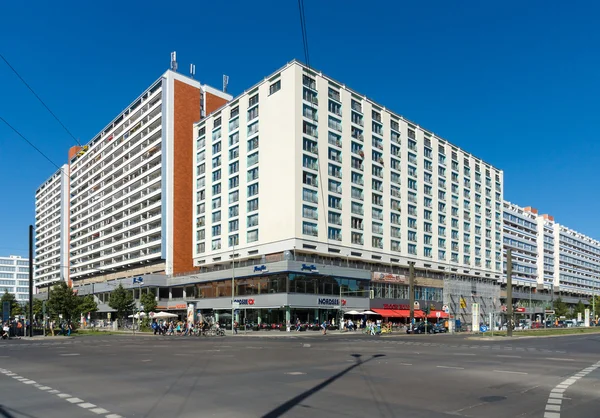 Modern apartment buildings on the famous East Berlin's Unter den Linden — Stock Photo, Image