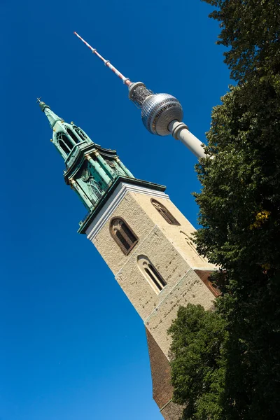 Chiesa di Santa Maria (Marienkirche) e la torre TV di Berlino — Foto Stock