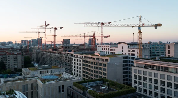 Wschód słońca nad Berlinem. Budowa nowych budynków w centrum miasta — Zdjęcie stockowe