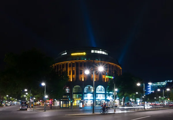 La calle comercial Kurfuerstendamm en iluminación nocturna. Kurfuerstendamm - famosa calle comercial en Berlín Oeste — Foto de Stock