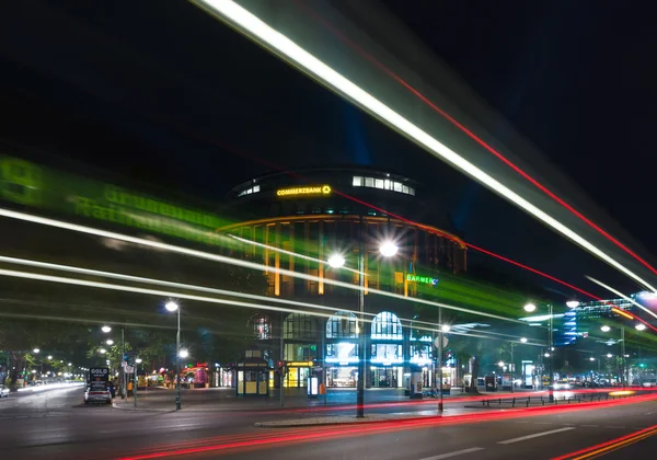 Handlowej ulicy Kurfürstendamm w nocy oświetlenie. Kurfürstendamm - słynnej handlowej ulicy w Berlinie Zachodnim — Zdjęcie stockowe