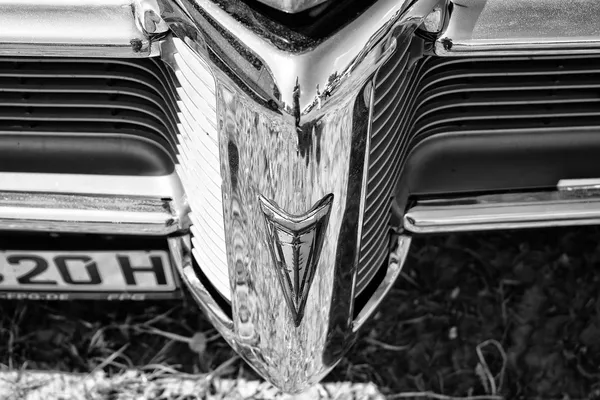 O emblema no pára-choques do carro Pontiac Firebird (1968), preto e branco — Fotografia de Stock