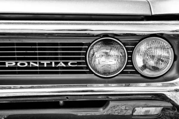 Headlamp car Pontiac Firebird (1968), black and white — Stock Photo, Image