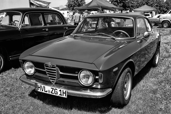 Italienska bil alfa romeo gt 1300 junior, främre vy, svart och vitt — Stockfoto