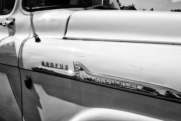 Detalle de la camioneta clásica Chevrolet Apache 31 (blanco y negro ) —  Fotos de Stock