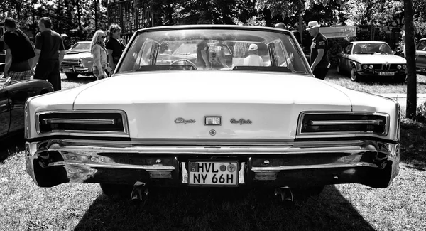 American full-size car Chrysler New Yorker Hardtop (1966), blanco y negro, vista trasera —  Fotos de Stock