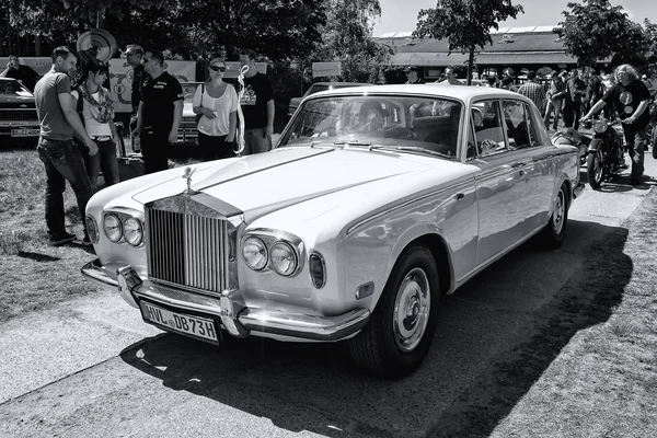 Voiture de luxe britannique Rolls-Royce Silver Shadow (noir et blanc ) — Photo
