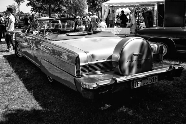 Full-size car Rambler Ambassador 990 convertible, rear view (black and white) — Stock Photo, Image