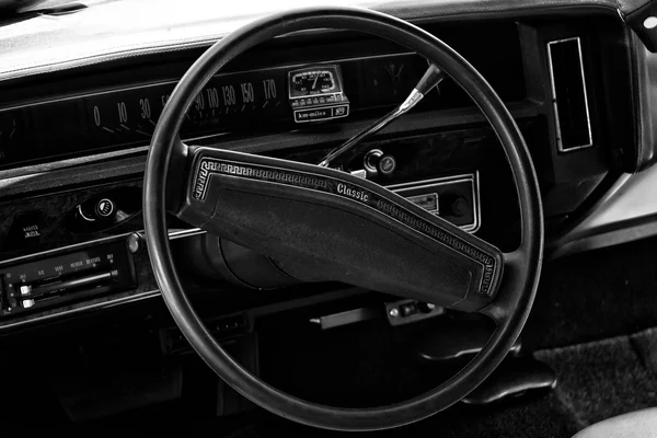 Tam boyutlu araba Chevrolet Caprice Coupe 1973 (siyah ve beyaz taksi) — Stok fotoğraf