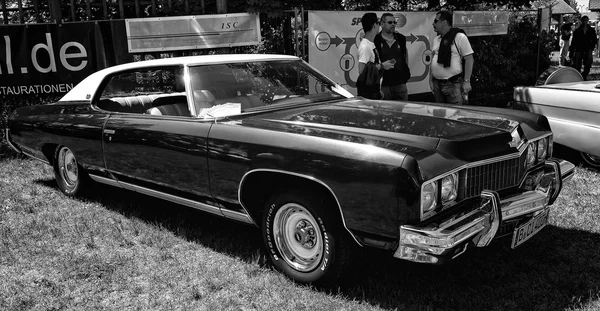 Full-size car Chevrolet Caprice Coupe 1973 black and white — Stock Photo, Image