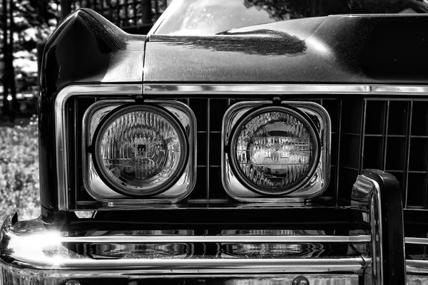 Headlamp full-size car Chevrolet Caprice (1973), black and white — Stock Photo, Image