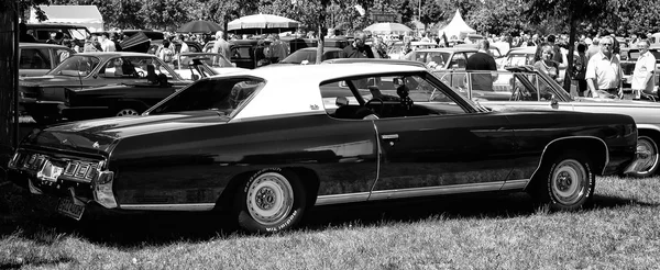 Full-size carro Chevrolet Caprice Coupe 1973 preto e branco — Fotografia de Stock