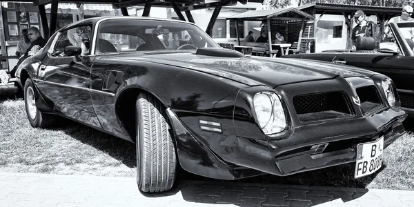 Coche Pontiac Firebird Trans-Am, (Segunda generación), blanco y negro — Foto de Stock