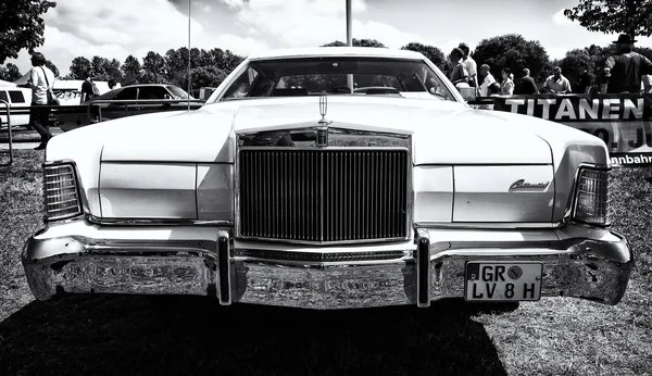 Osobní luxusní automobil lincoln continental mark iv, černá a bílá — Stock fotografie