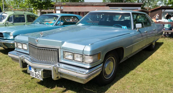 Pełnowymiarowe luksusowych samochodów cadillac fleetwood, (1975) — Zdjęcie stockowe