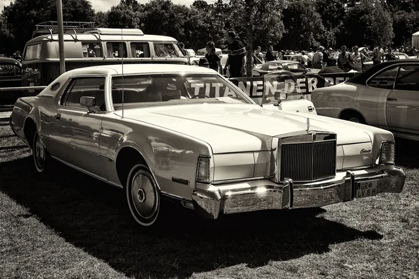 Personliga lyxbil lincoln continental mark iv, sepia — Stockfoto