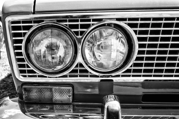 Faro soviético familia coche VAZ-2106, primer plano, blanco y negro —  Fotos de Stock