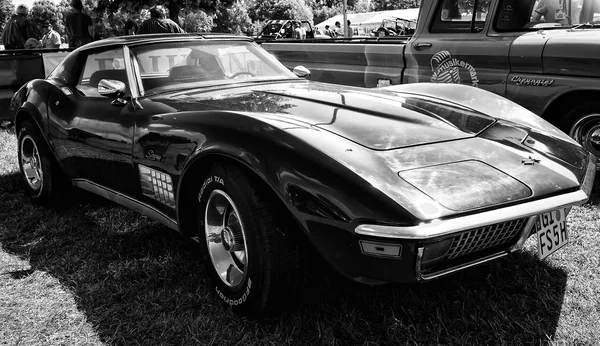 Um carro esportivo Chevrolet Corvette Stingray Coupe, (preto e branco ) — Fotografia de Stock