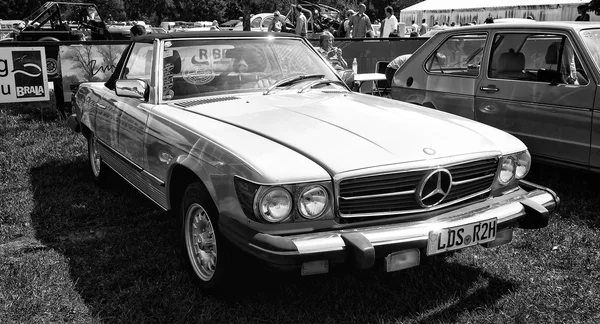 Car mercedes-benz 380sl (r107-c107), schwarz-weiß — Stockfoto