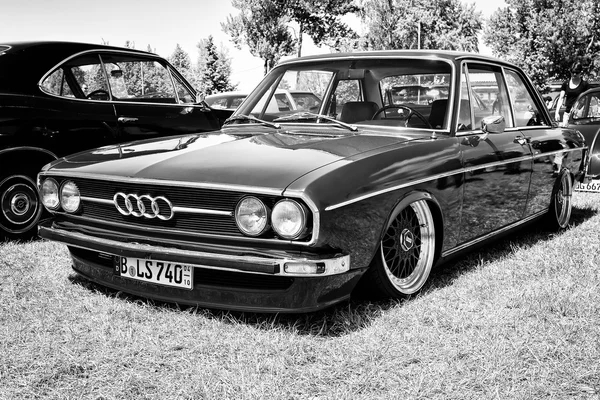 Carro executivo compacto Audi 80 B1, preto e branco — Fotografia de Stock