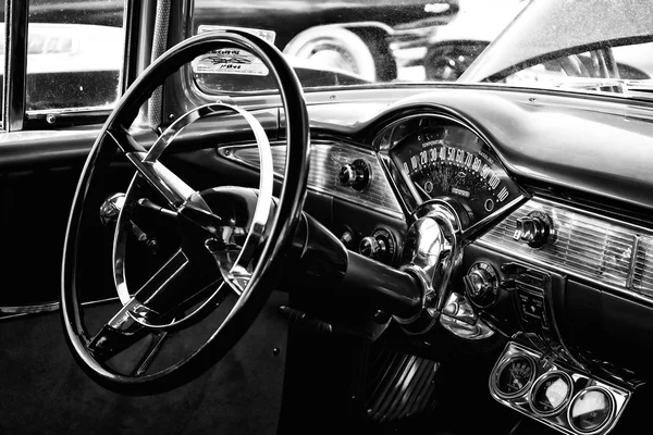 El coche de tamaño completo del conductor Chevrolet Bel Air, blanco y negro —  Fotos de Stock