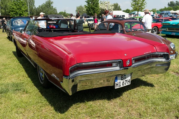 フルサイズ車ビュイック ル セイバー カスタム 1967 cabrio、背面図 — ストック写真