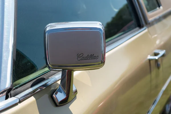 Rear-view mirror full-size luxury car Cadillac Coupe de Ville (1960) — Stock Photo, Image