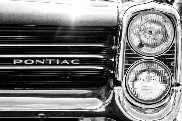 Headlamp full-size car Pontiac Catalina (1963), black and white — Stock Photo, Image