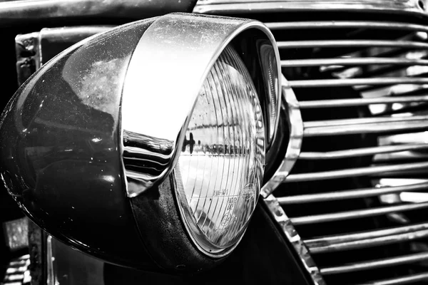 Car Headlamp Chevrolet AK Pickup Truck (1938), black and white — Stock Photo, Image