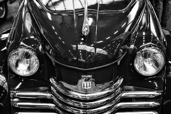 Detail of the front of the car Opel Kapitan, 1952 (black and white) — Stock Photo, Image