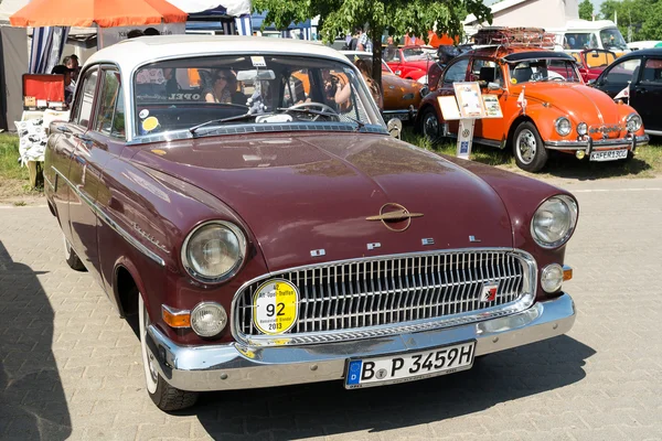 Luksusowy samochód opel kapitan, 1958, (seria p1) — Zdjęcie stockowe