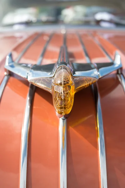 Das Emblem auf der Motorhaube des Auto Pontiac Star Chief — Stockfoto