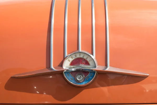 The emblem on the trunk lid car Pontiac Star Chief — Stock Photo, Image