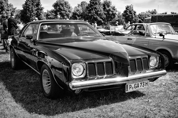 Orta boy araba Pontiac grand am, siyah ve beyaz — Stok fotoğraf