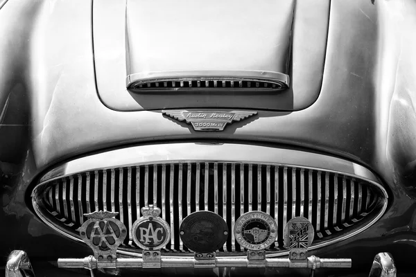 La rejilla del radiador Austin-Healey 3000 Mark III y los emblemas de varios clubes de coches (blanco y negro ) —  Fotos de Stock